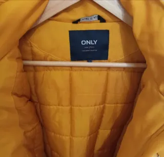 Parka amarilla con capucha y pelo