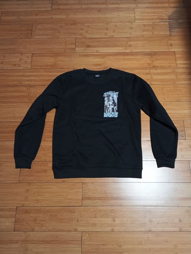 Sudadera Stussy Negra con Diseño Gráfico