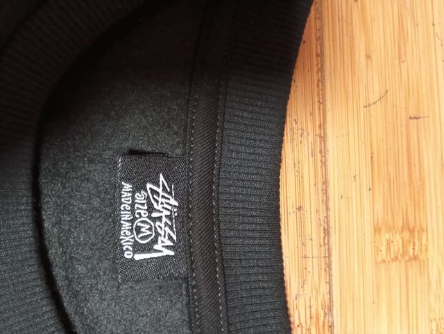 Sudadera Stussy Negra con Diseño Gráfico