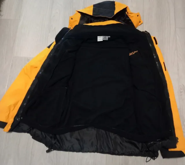 Anorak impermeable mostaza y negro