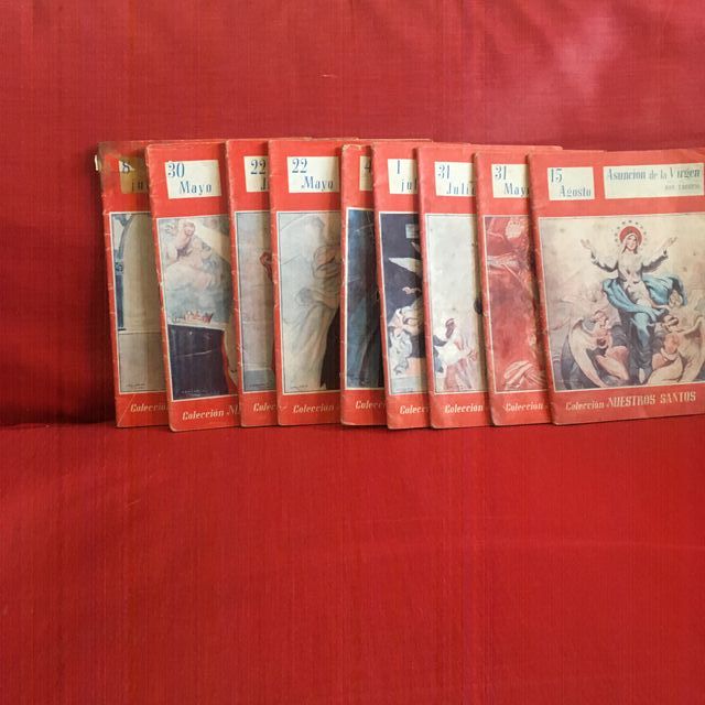 9 libritos de la colección "Nuestros Santos"