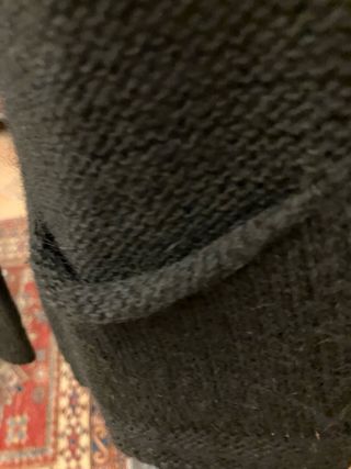 Maglioncino nero con bottoni perla