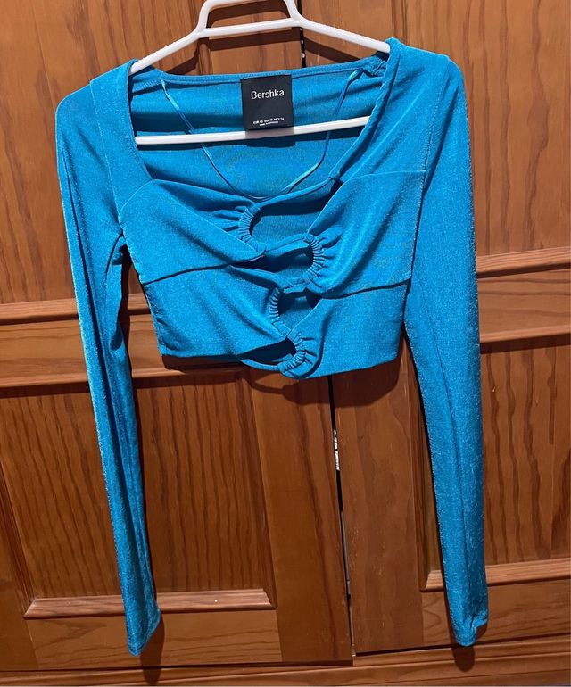 Top Bershka azul brillo manga larga
