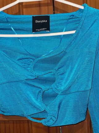 Top Bershka azul brillo manga larga