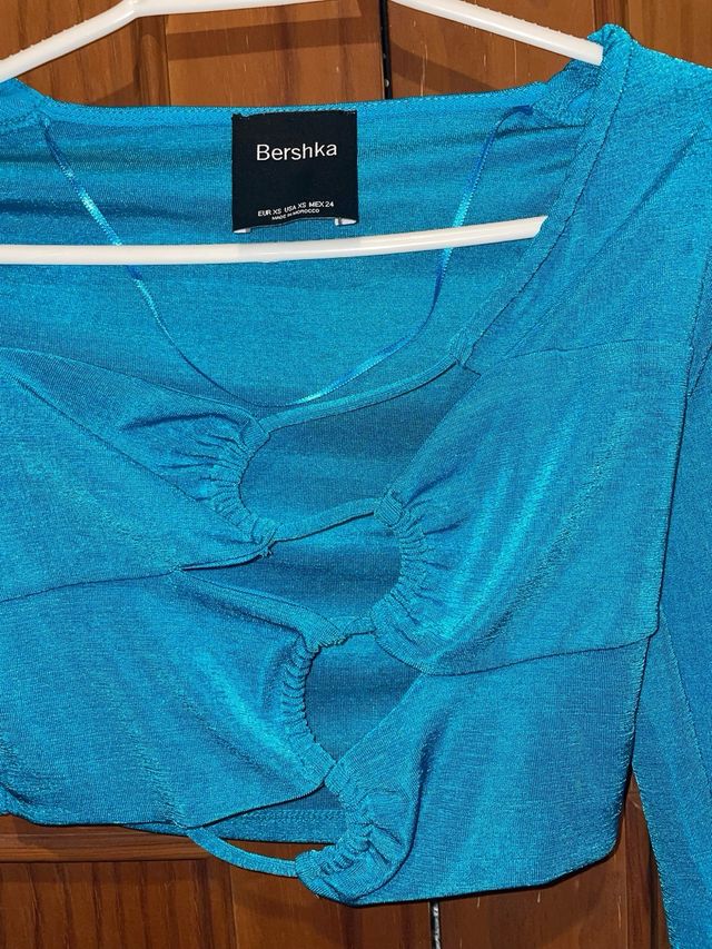 Top Bershka azul brillo manga larga