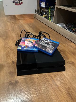 PS4 (PlayStation 4) Nera + 2 Giochi