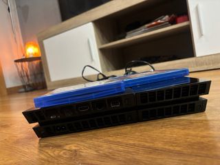 PS4 (PlayStation 4) Nera + 2 Giochi