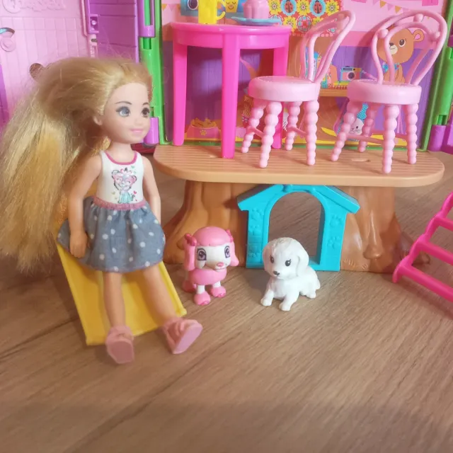 Casa di Chelsea del Club Barbie con bambola e accessori
