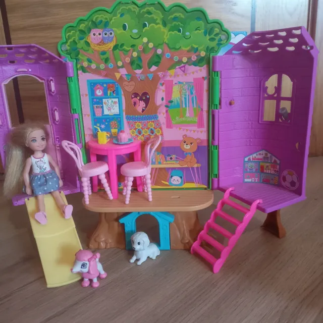 Casa di Chelsea del Club Barbie con bambola e accessori