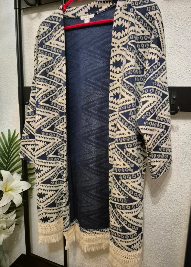 Abrigo ligero flecos beige y azul