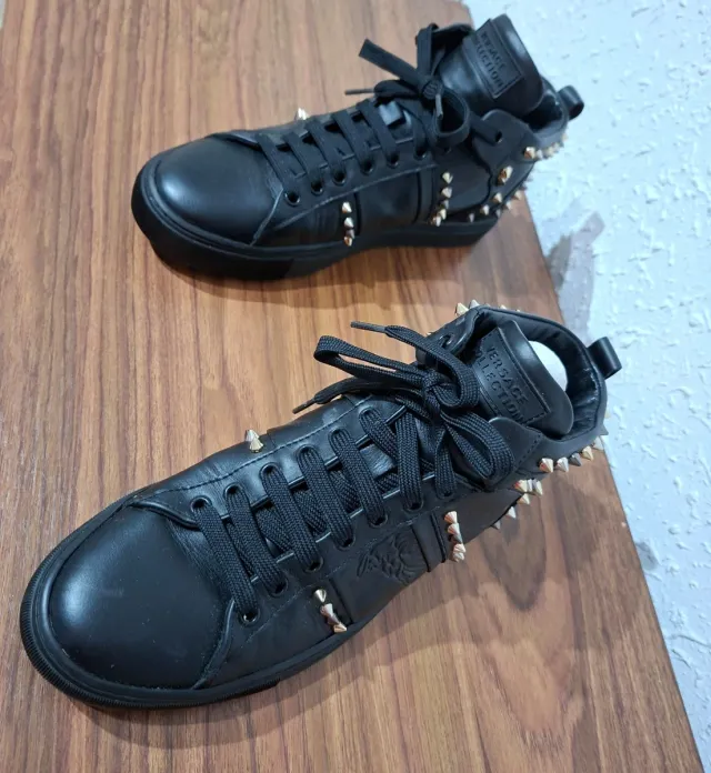 Zapatillas Versace Collection negras con tachuelas