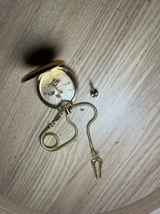 Orologio da tasca dorato con catena