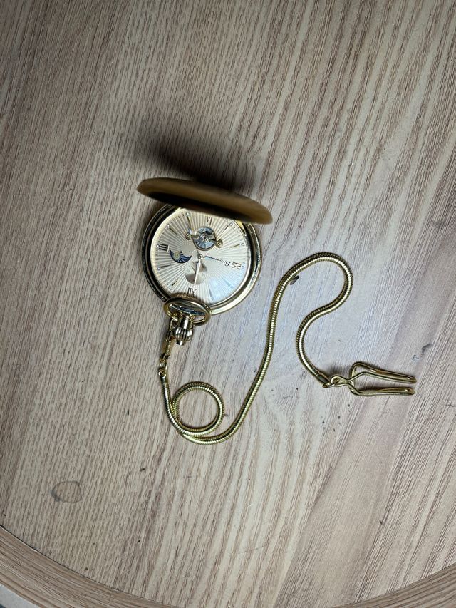 Orologio da tasca dorato con catena