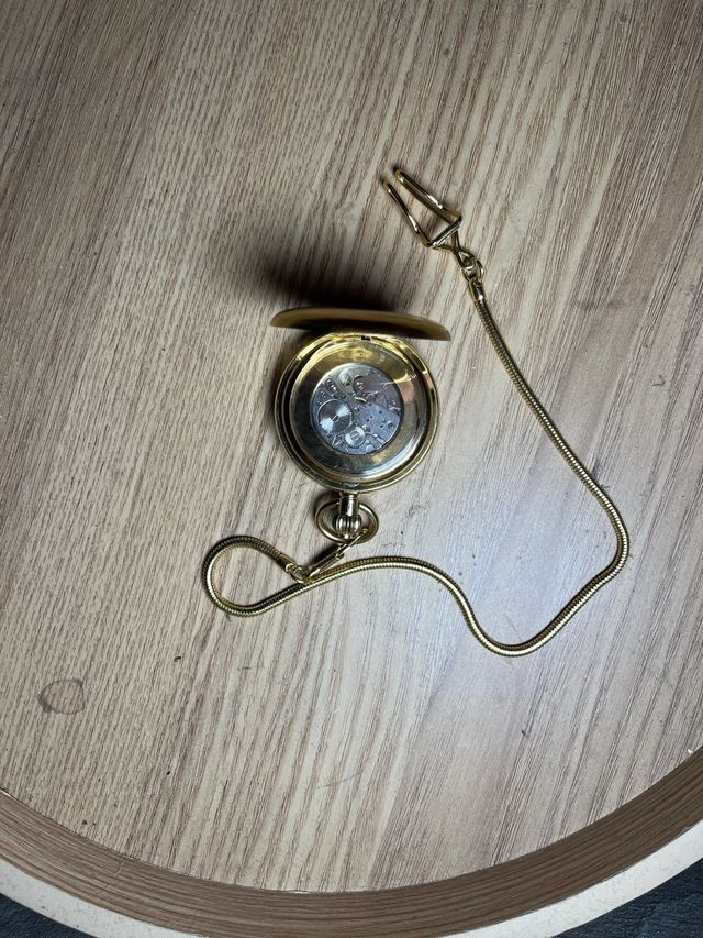 Orologio da tasca dorato con catena