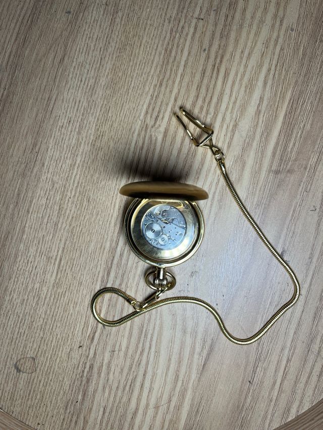 Orologio da tasca dorato con catena