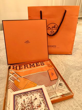 Carré Hermès nuevo con etiqueta y empaque original