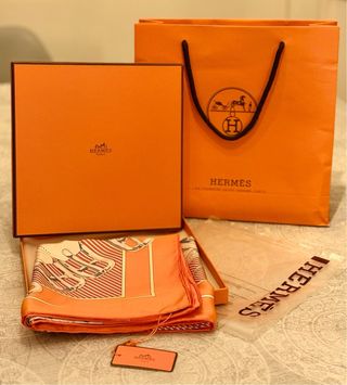 Carré Hermès nuevo con etiqueta y empaque original