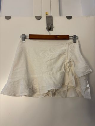 Falda pantalón blanca con volantes