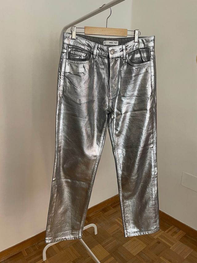 Pantalón vaquero plateado metalizado de Mango