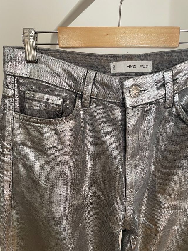 Pantalón vaquero plateado metalizado de Mango