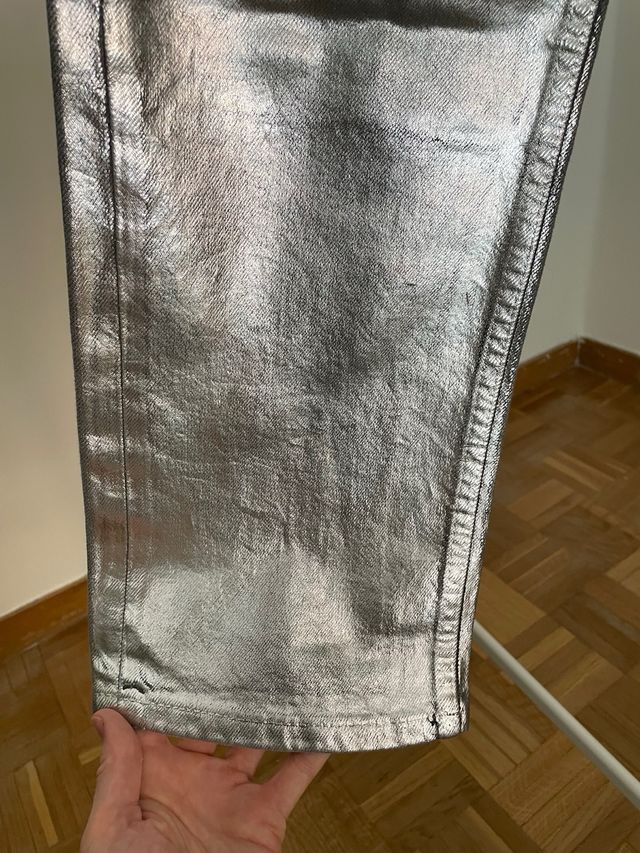 Pantalón vaquero plateado metalizado de Mango