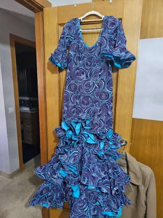 Traje de flamenca azul y morado