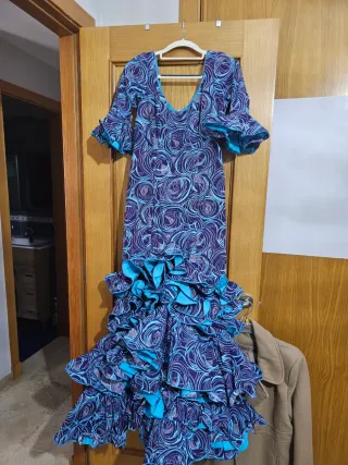 Traje de flamenca azul y morado