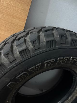 3 neumáticos M/T y A/T en buen estado
