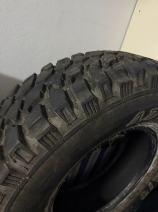 3 neumáticos M/T y A/T en buen estado