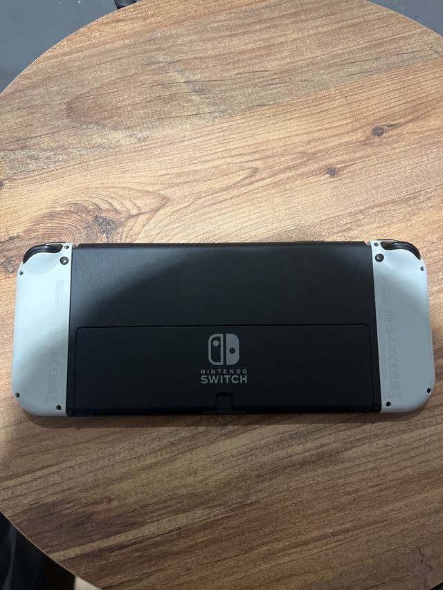 Nintendo Switch OLED + Custodia e Micro SD 256GB