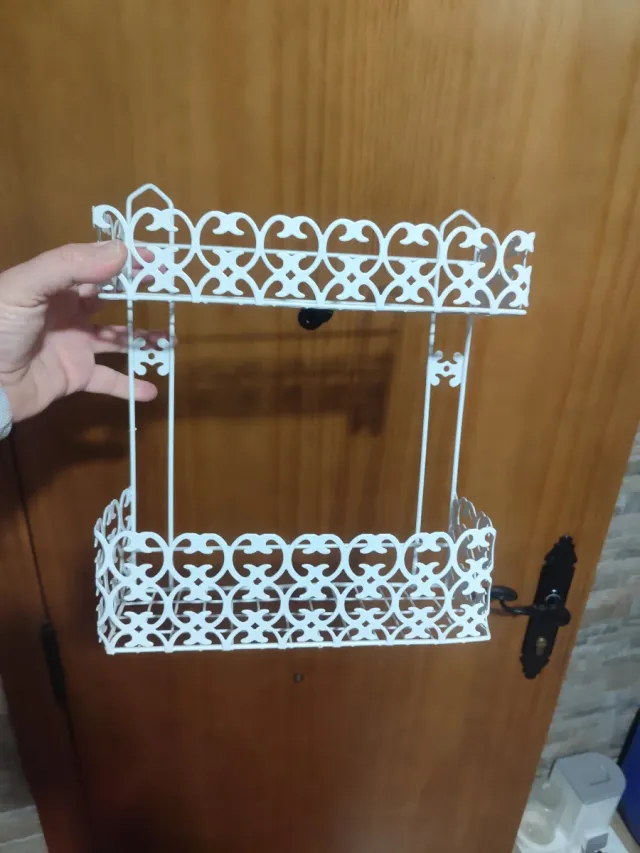 Piccola scaffalatura in metallo bianco