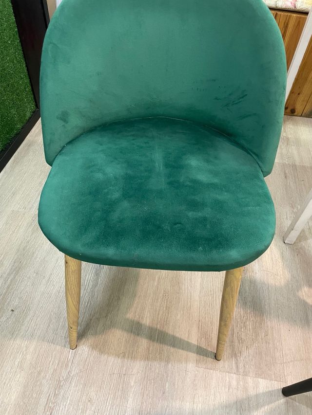 Silla terciopelo verde patas madera