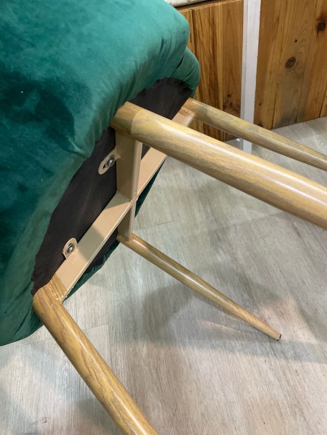 Silla terciopelo verde patas madera
