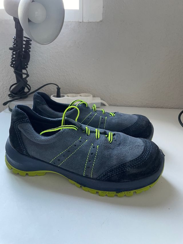 Zapatillas de seguridad grises y verdes