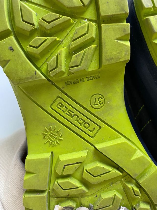 Zapatillas de seguridad grises y verdes