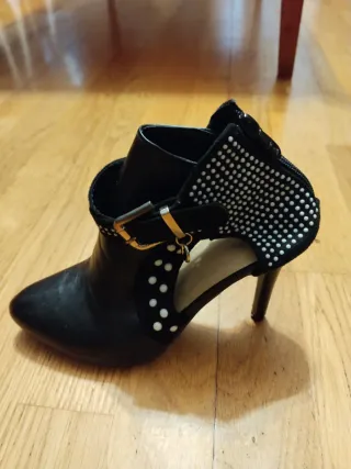 Zapatos de tacón negros de cuero  con perlas