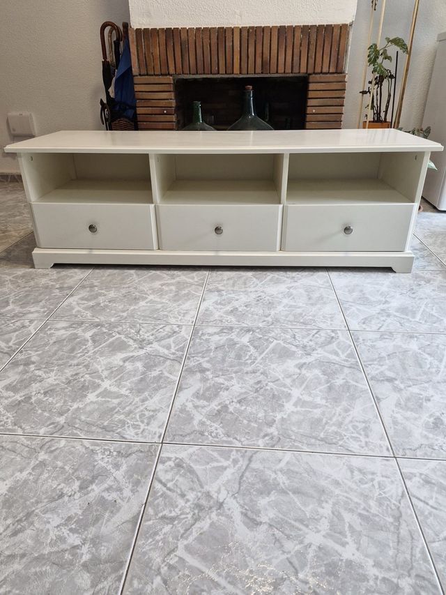Mesa TV blanca con cajones y huecos
