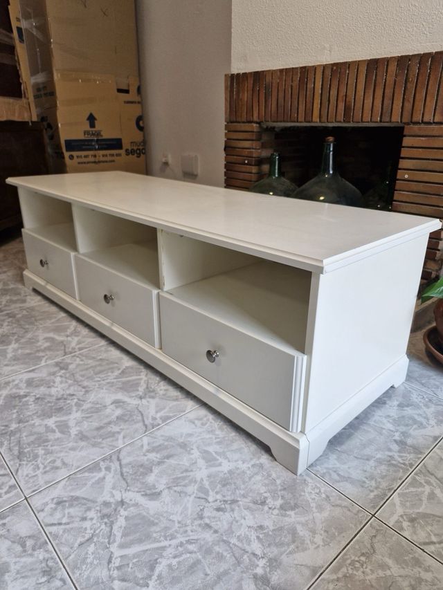 Mesa TV blanca con cajones y huecos