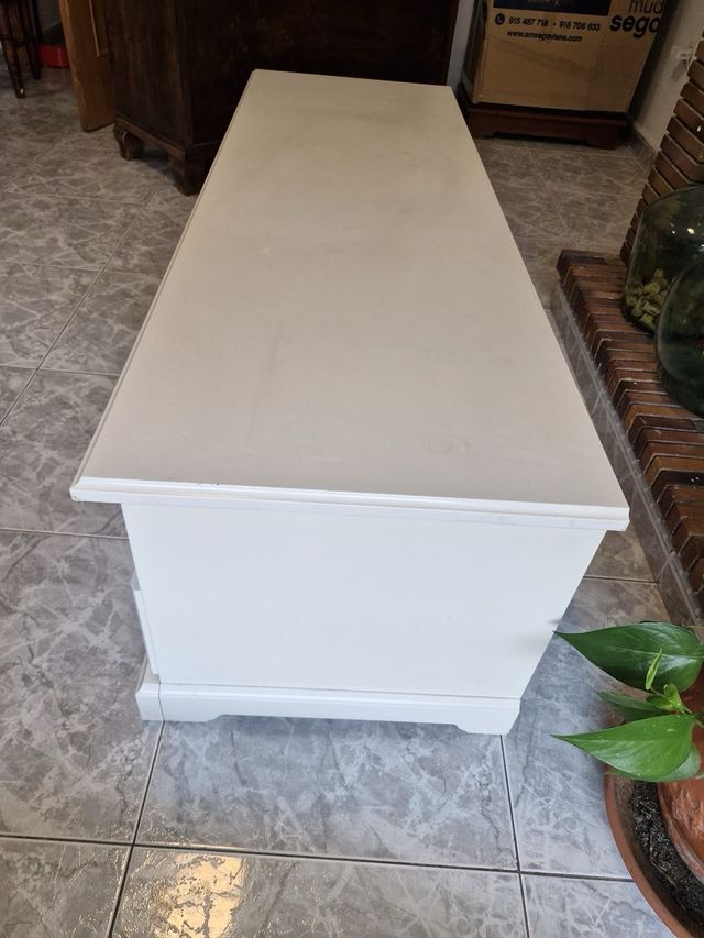 Mesa TV blanca con cajones y huecos