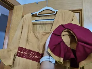 Traje de flamenca color albero y burdeos