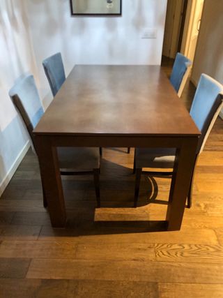 Mesa de comedor de madera.