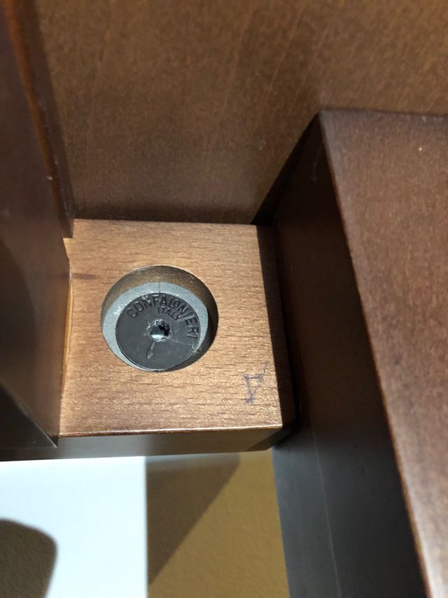 Mesa de comedor de madera.