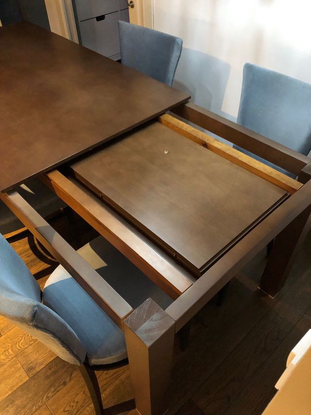 Mesa de comedor de madera.