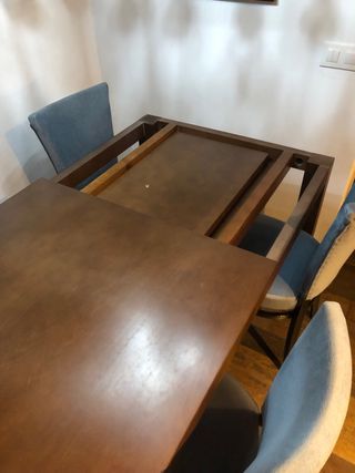 Mesa de comedor de madera.