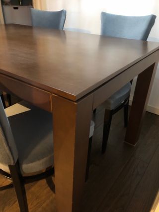 Mesa de comedor de madera.
