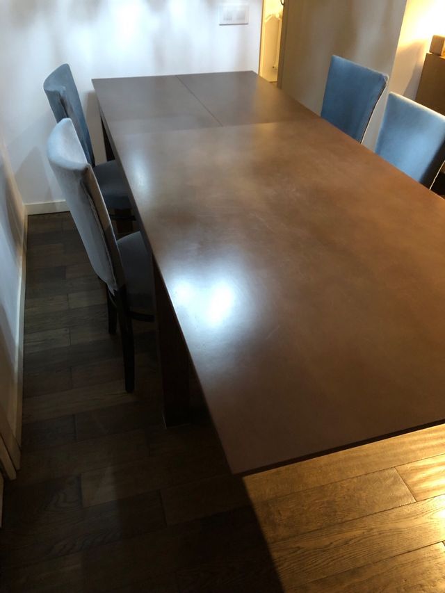 Mesa de comedor de madera.
