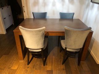 Mesa de comedor de madera.