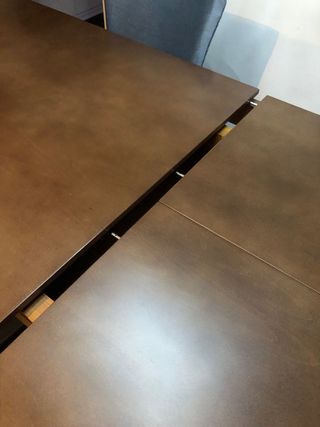 Mesa de comedor de madera.