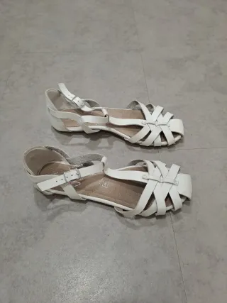 Sandalias de vestir para niña.