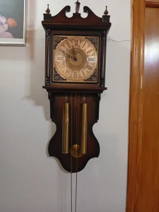 Reloj de péndulo antiguo de madera